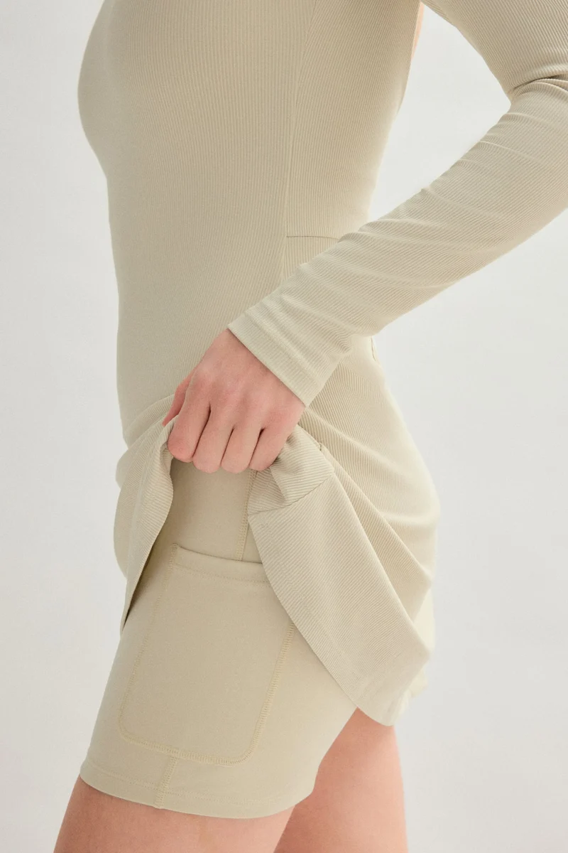 Robe courte à manches longues