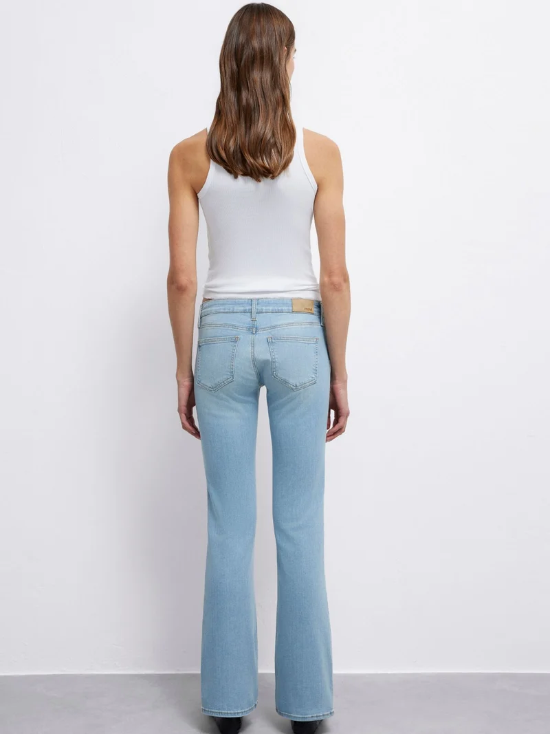MAVI - Bella, Mid-Waist, Slim Bootcut, Ice Brushed Str