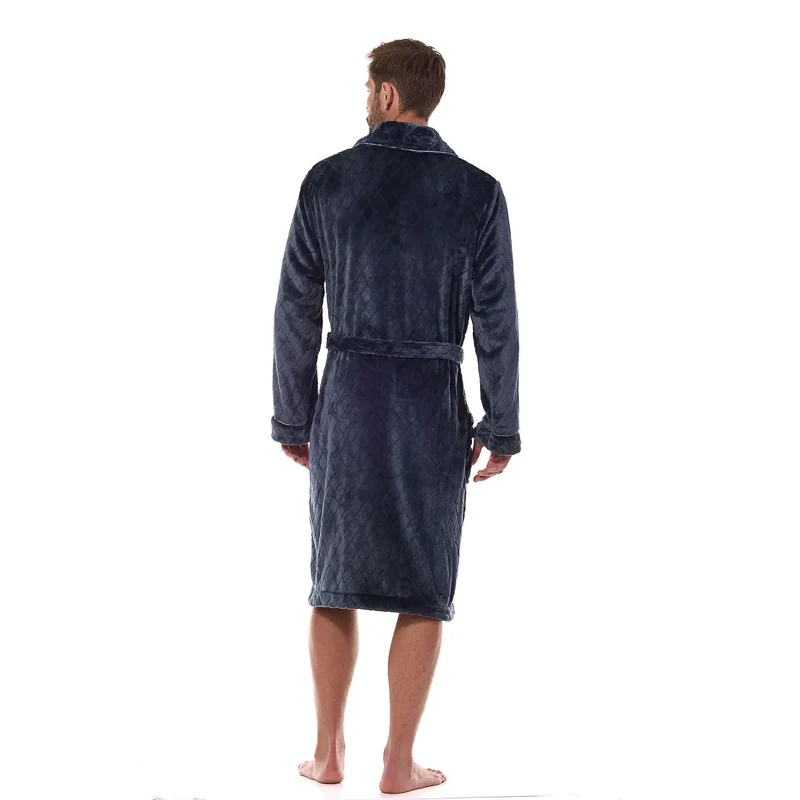 peignoir homme élégant confortable velours polaire coupe ample longue genoux ceinture ajustable col châle large poches broderie poitrine