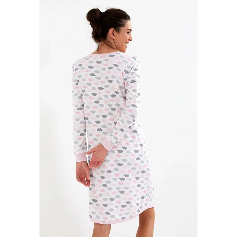 chemisenuit mancheslongues motifnuages tonspastel rosegris fondblanc coupeample cotonpur douceurrespirante encolureronde boutonsperles fenteslaterales bordurescoteles longueurgenoux entretienfacile styleelegant detente cadeauideal