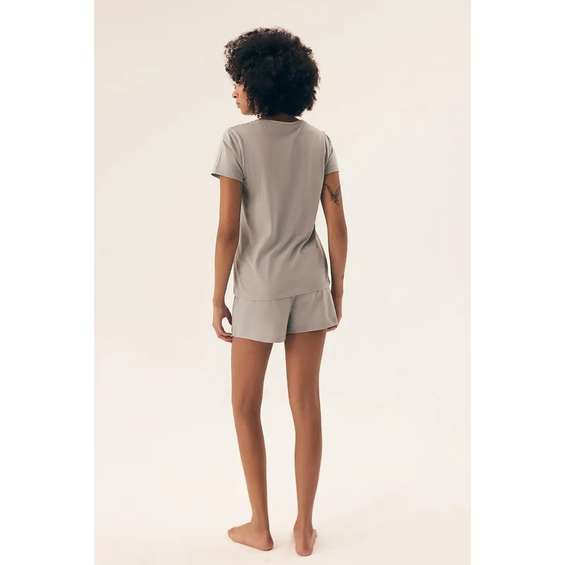 Pyjama femme confortable style moderne tissu doux manches courtes col rond coupe ample shorts élastiques nuits détentes romantiques intimes