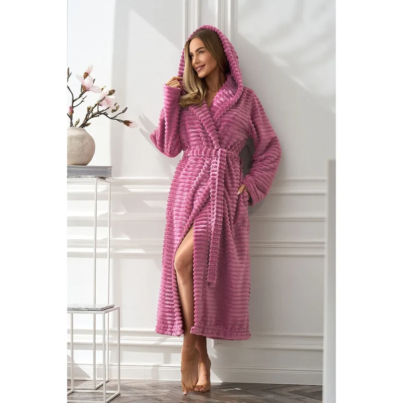 peignoir femme tissu doux rose capuche poches ceinture ajustable long chevilles manches longues coupe ample chaud élégant confortable