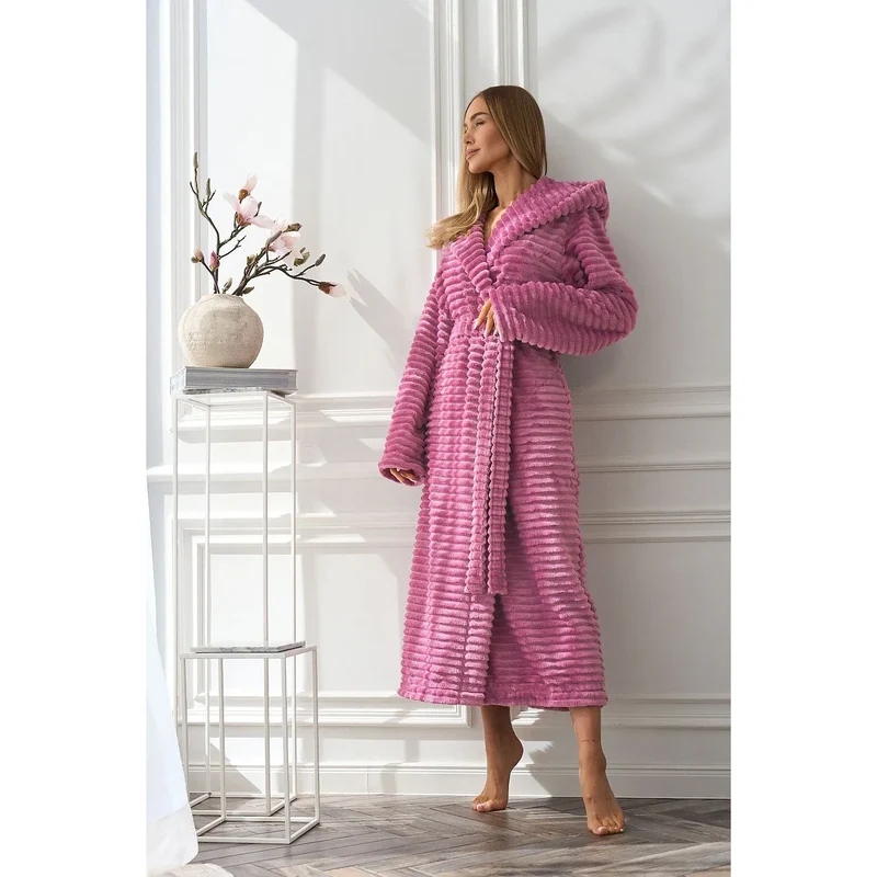 peignoir femme tissu doux rose capuche poches ceinture ajustable long chevilles manches longues coupe ample chaud élégant confortable