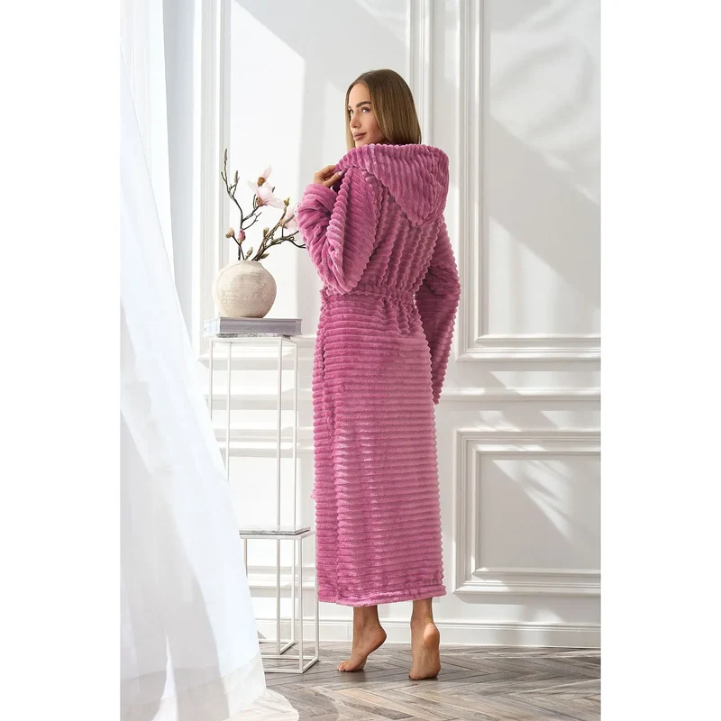 peignoir femme tissu doux rose capuche poches ceinture ajustable long chevilles manches longues coupe ample chaud élégant confortable