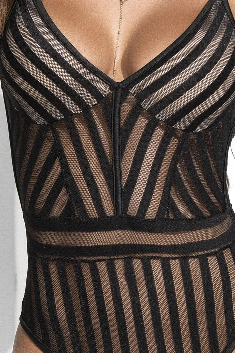 lingerie dentelle rouge confortable femmes élégante sophistiquée délicate respirante douce ergonomique ajustable silhouette sublimée tailles sexy luxe quotidien intime maintien