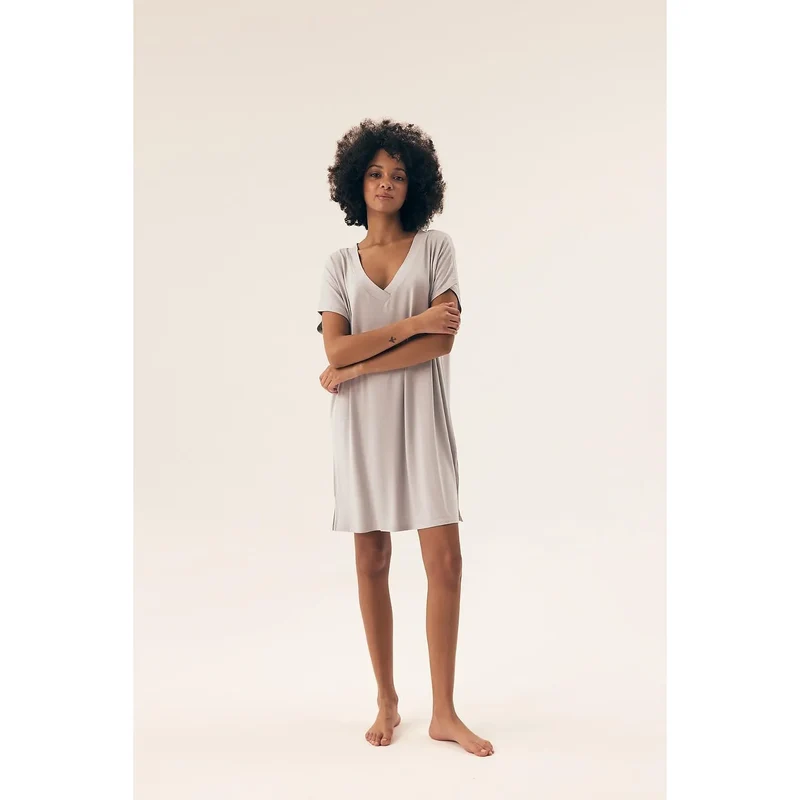 chemise nuit élégante viscose élasthanne fluide respirante légère manches courtes décolleté V coupe ample longueur genoux gris clair fentes latérales