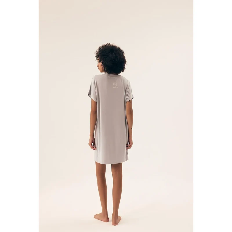 chemise nuit élégante viscose élasthanne fluide respirante légère manches courtes décolleté V coupe ample longueur genoux gris clair fentes latérales