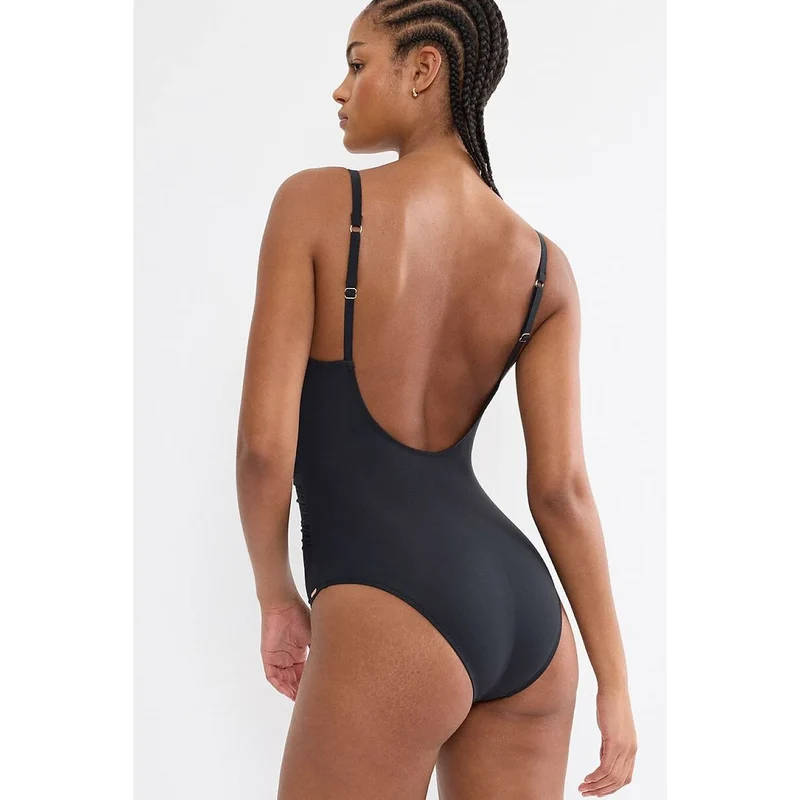 Maillot bain une pièce noir élégant sculptant détails dorés Triumph