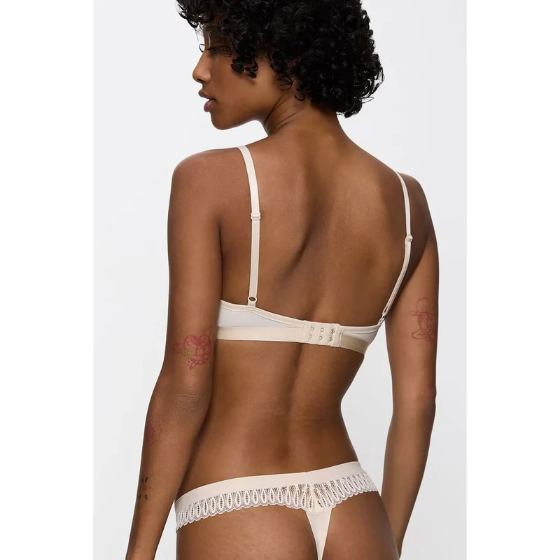 Soutien-gorge semi-rembourré dentelle sensuelle décolleté profond maintien confortable ajustable