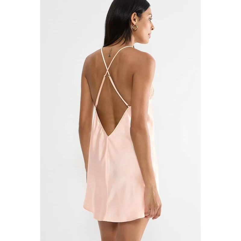 Chemise de nuit satin pêche dentelle Triumph élégance féminine confort luxe