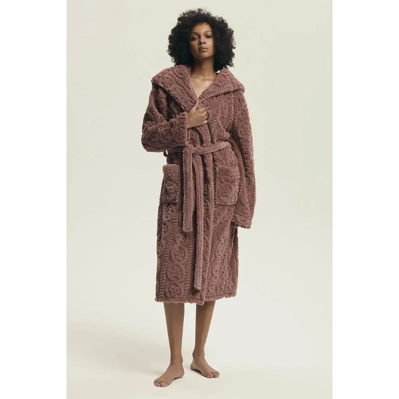 Peignoir peluche texturé mauve luxe élégant capuche manches longues ceinture poches pratiques mi mollet chaleureux douceur isolation thermique