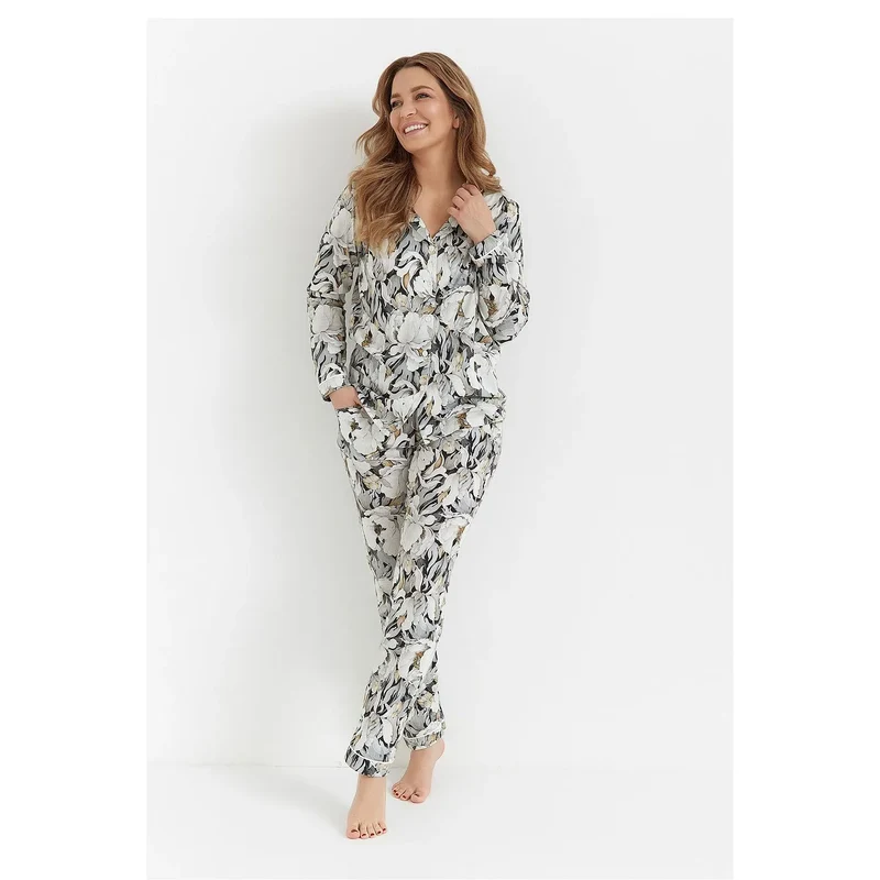 Pyjama élégante pour femme modèle 215762 Cana, tissu doux respirant, motif floral ton sur ton, confort ample, pantalon à poches, look féminin décontracté
