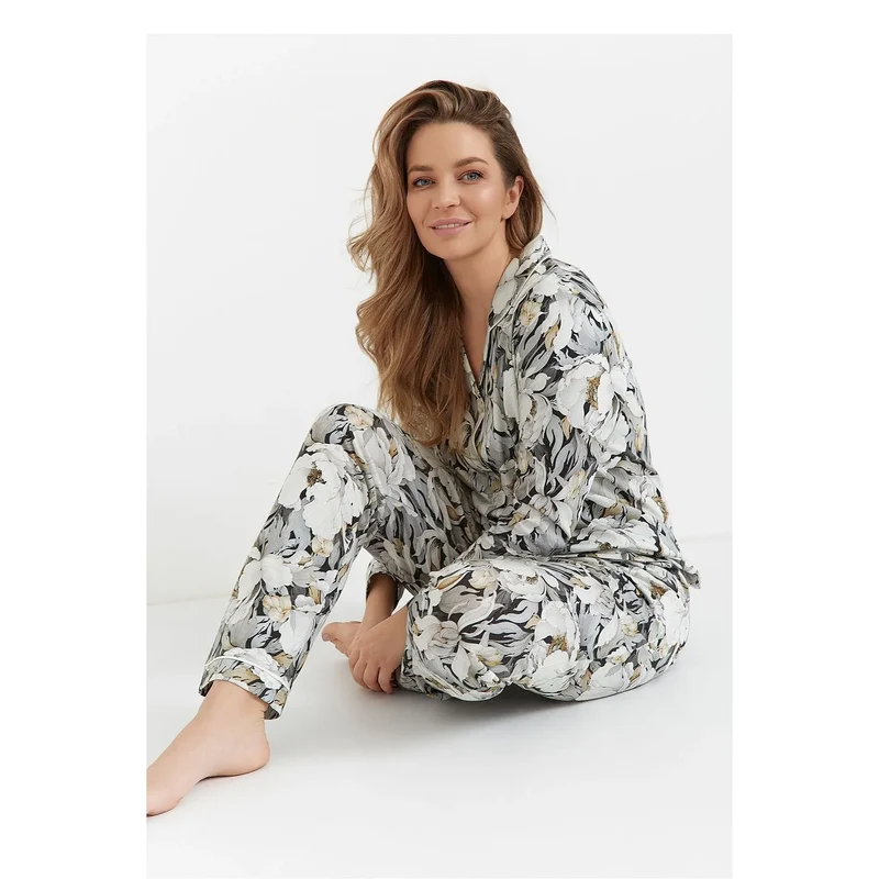 Pyjama élégante pour femme modèle 215762 Cana, tissu doux respirant, motif floral ton sur ton, confort ample, pantalon à poches, look féminin décontracté
