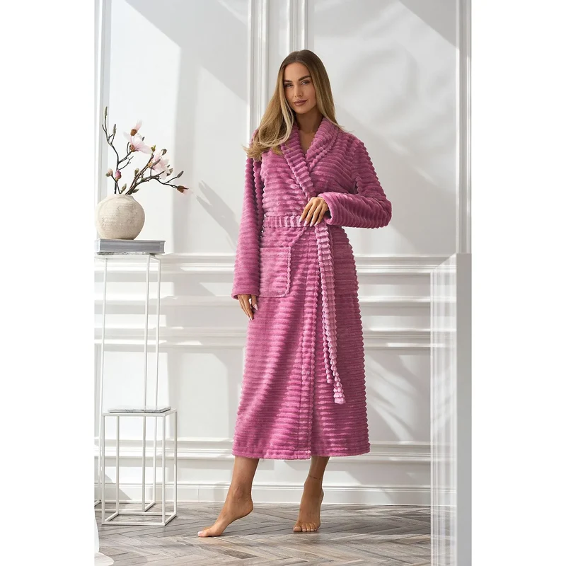 peignoir tissu chenille rose rayures horizontales coupe longue manches larges ceinture nouer poches plaquées confort douce élégante féminine collection douceur