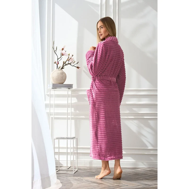 peignoir tissu chenille rose rayures horizontales coupe longue manches larges ceinture nouer poches plaquées confort douce élégante féminine collection douceur