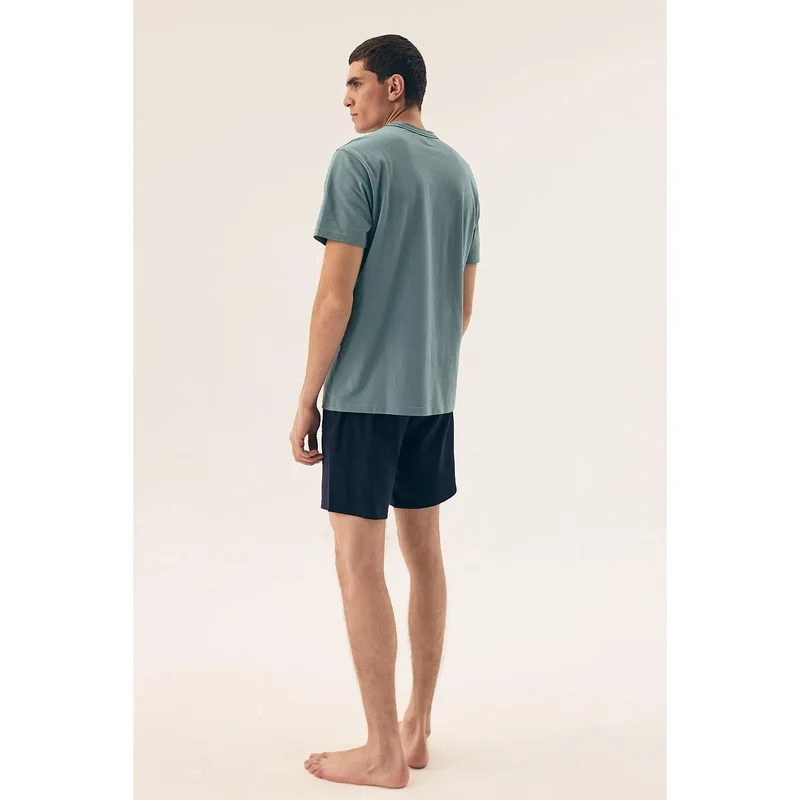 Pyjama en coton doux pour homme, relaxation nocturne, intimité, confort premium, parfaite discrétion, longueur idéale, graphiques élégants, ajustement parfait, texture douce, nuits chaudes, style décontracté, bien-être intime, romantique, couple