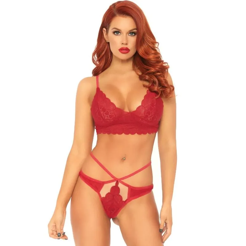 ensemble lingerie dentelle rouge bralette string bretelles sensuelle séduisante raffinée confortable ajustable femme audacieuse élégante sublimante intime polyvalente