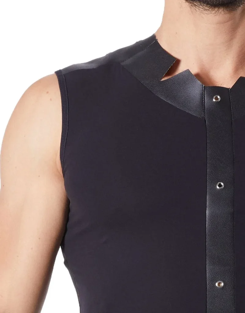 Débardeur Noir Satiné Homme Extensible Polyester Bande Verticale Cuir Anneaux Métalliques Col Rond Coupe Pointue Dos Transparent Sexy