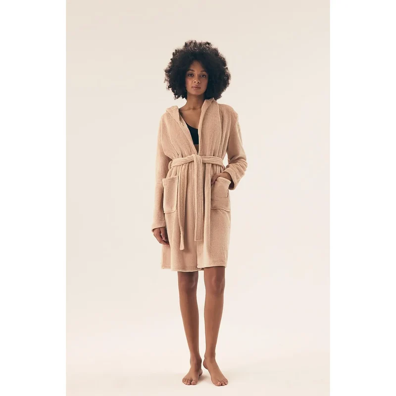 Peignoir féminin élégant et confortable longueur genoux capuche poches ceinture matériau doux polyester 100% lingerie détente maison