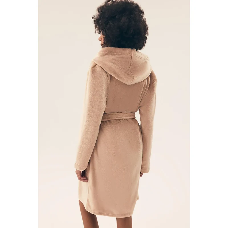 Peignoir féminin élégant et confortable longueur genoux capuche poches ceinture matériau doux polyester 100% lingerie détente maison