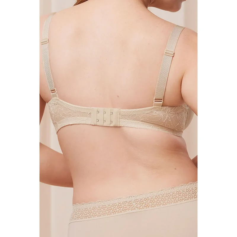 Soutien-gorge rembourré dentelle beige invisible élégant confort quotidien Triumph