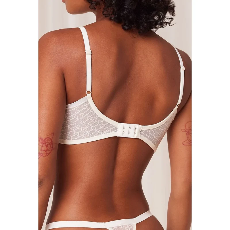 Soutien-gorge push-up crémeux sans armatures décolleté en V invisible sous vêtements
