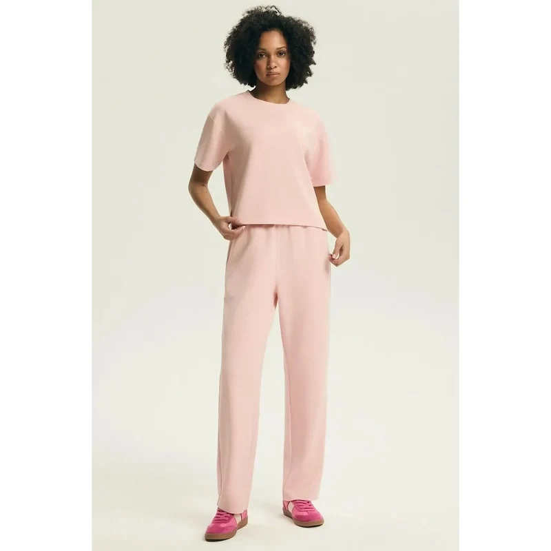 Pyjama femme confortable manches courtes tissu doux respirant élégant minimaliste