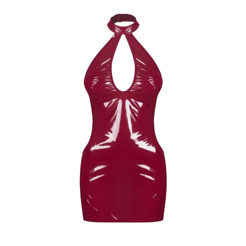 Robe rouge glossy décolleté ajustable tissu brillant séduisante
