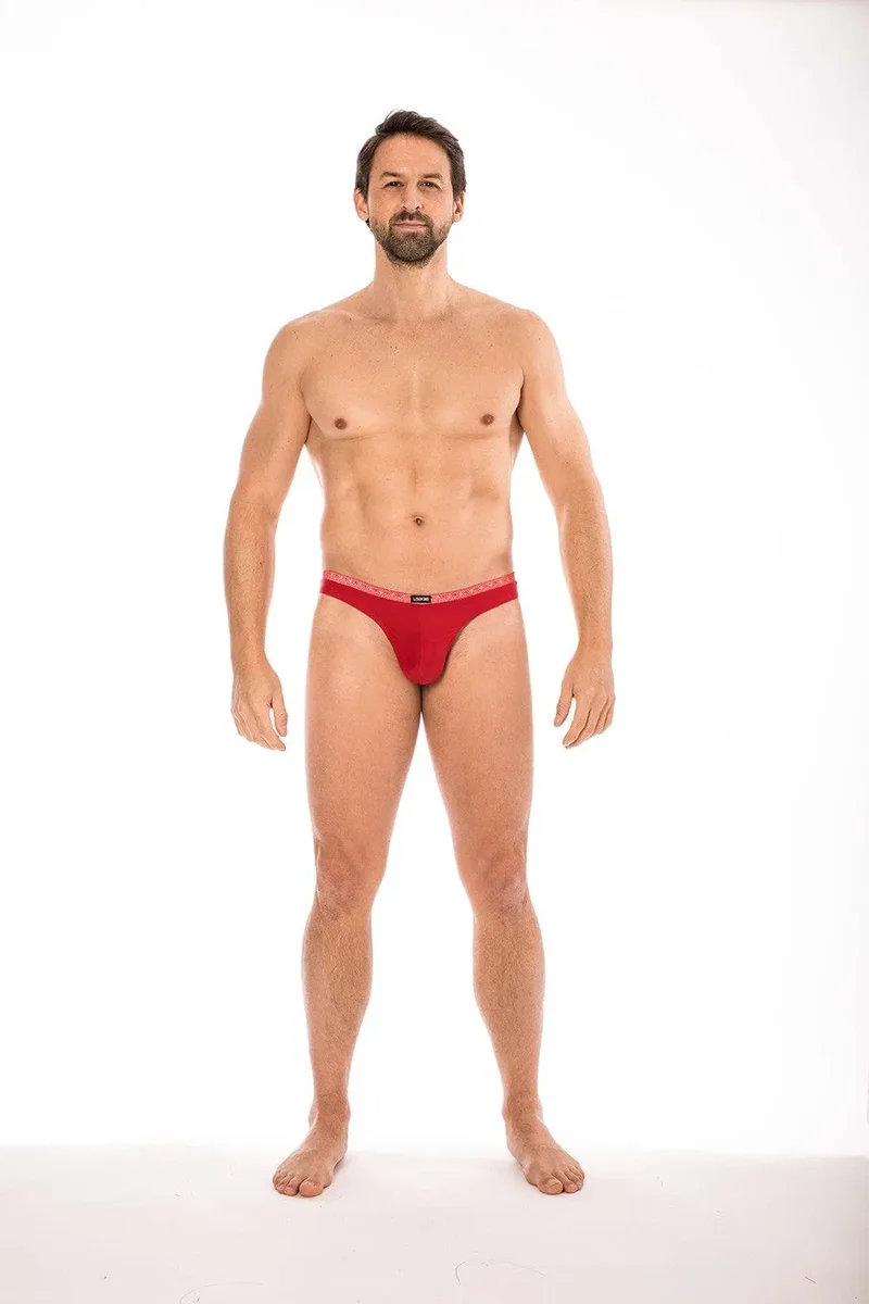 string homme dentelle rouge élégant sensuel classique ceinture fine tissu élastique souple confortable polyamide élasthanne finition raffinée