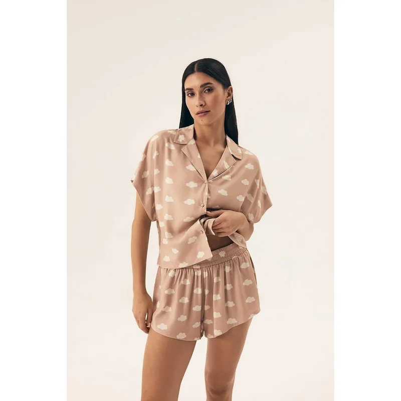 Pyjama féminin élégant et confortable pour nuits chaudes chemise courte manches courtes col délicat shorts élastiqués viscose douce