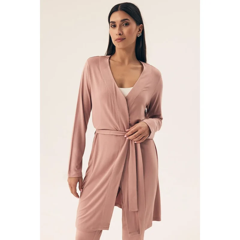 peignoir viscose doux fluide confortable hypoallergénique manches longues tombant genoux ceinture ajustable coupe ample décolleté élégant minimaliste respirant détente cadeau