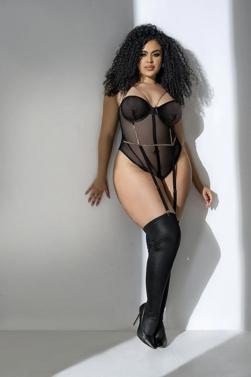 Body grande taille résille noire transparente chaînes dorées sensuelle luxe bretelles ajustables jarretelles maintien dos plongeant bonnets cerclés filet confortable