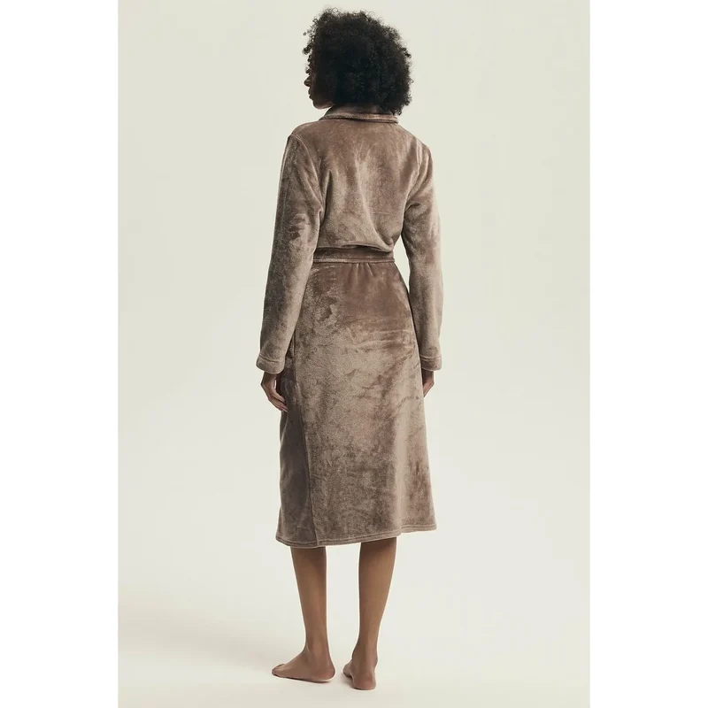 Peignoir féminin élégant en microfibre taupe doux confortable ceinture ajustable lingerie intime détente couple relaxation