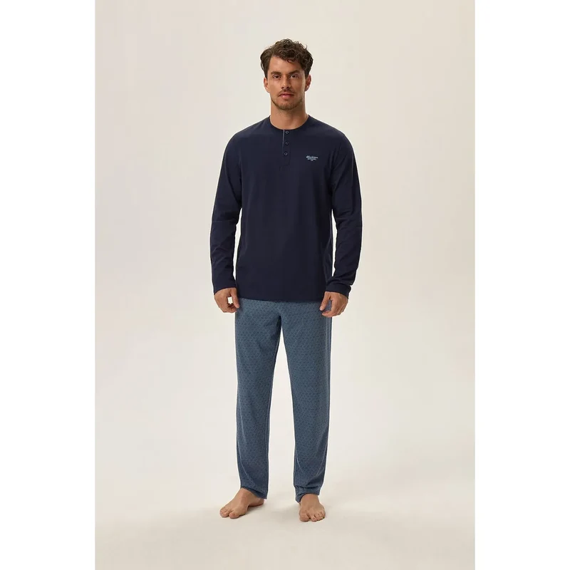 Pyjama homme élégant confortable coton doux manches longues col rond patte boutonnage trois bleu foncé pantalon clair motif subtil