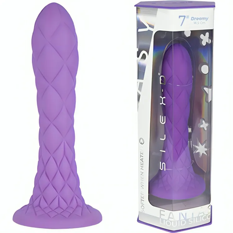 Gode Silicone Thermoréactif Violet 18centimètres Texture Losanges Pointe Effilée Base Évasée Compatible Harnais Non Vibrant Hypoallergénique Toucher Soyeux