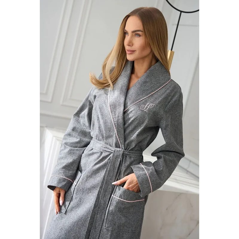 peignoir femme court manches longues coton doux passepoil délicat broderie subtile poches pratiques ceinture ajustable élégante cadeau intemporel matins soirées