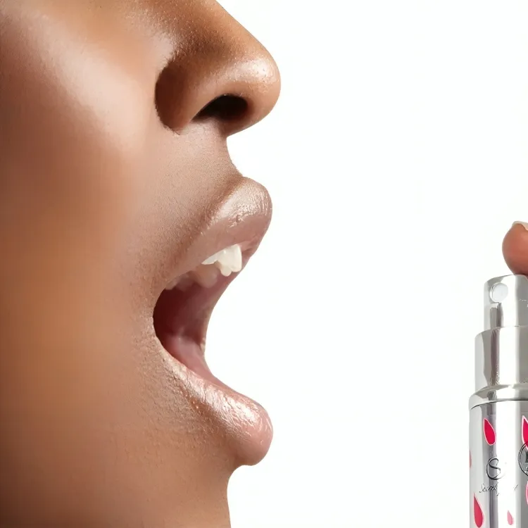 spray oral érotique fraise acidulé rafraîchissant hydratant comestible portable discret compact élégant texturé argenté clip pratique sûr léger