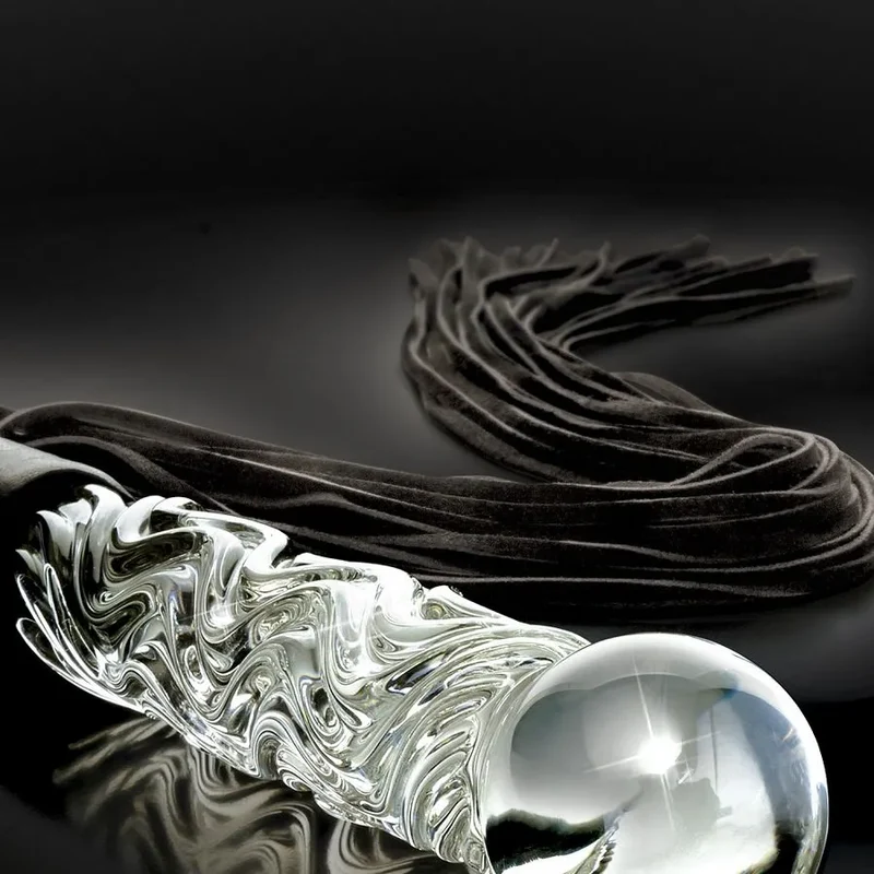 Fouet érotique en verre soufflé simili-cuir noir design ondulé sensations intensifiées sextoy BDSM jeu sensible couple intimité élégance discrétion
