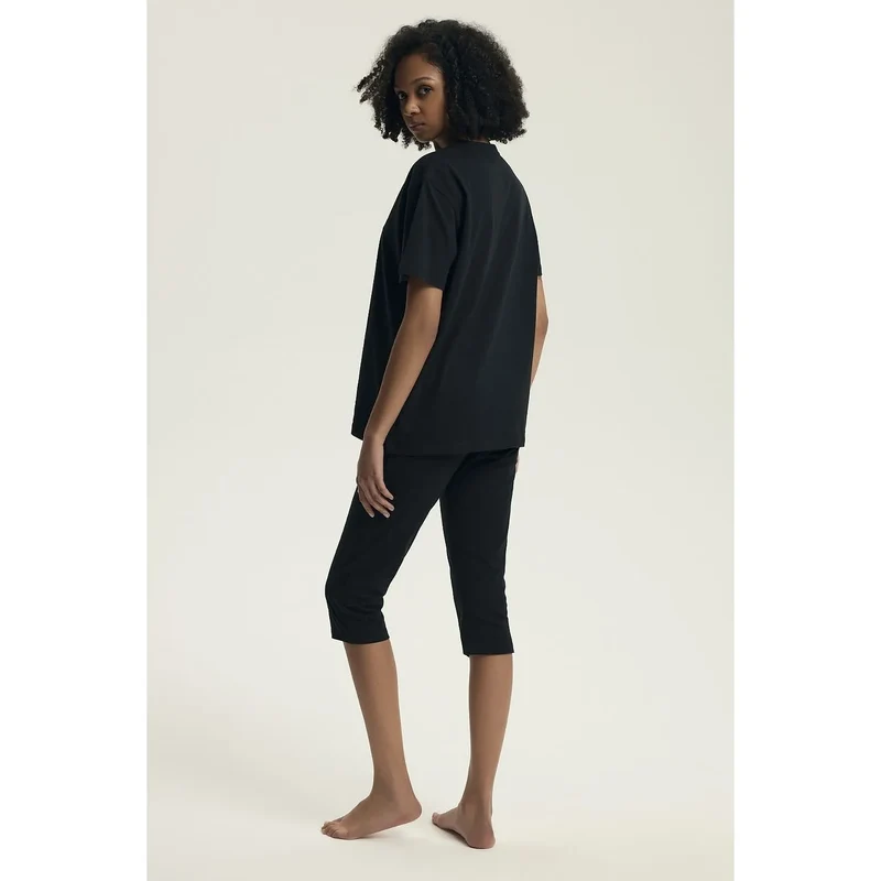 Pyjama Henderson model 220984 pour femme confortable style moderne t-shirt manches courtes col rond pantalon 3/4 slim ajusté sac plastique pratique