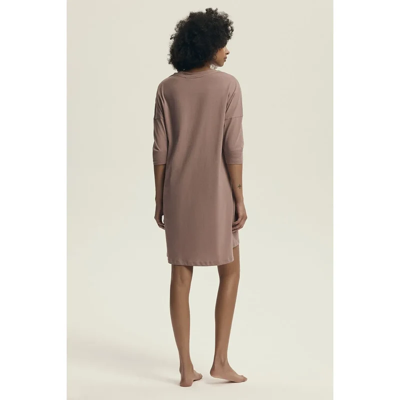 Chemise de nuit féminine ample et confortable imprimé botanique marron clair manches 3/4 col rond fentes latérales