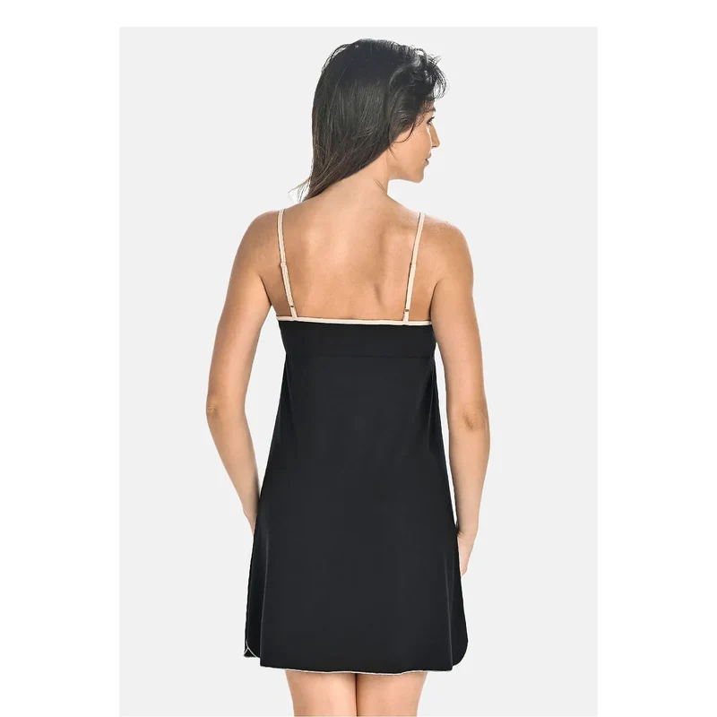 nuisette élégante féminine satinée noire fluide douce bretelles réglables décolleté arrondi nœuds subtils coupe évasée mi cuisse ajustée respirante raffinée