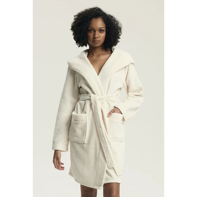 peignoir polyester doux moelleux capuche grandes poches ceinture ajustable coupe ample longueur genoux beige crème élégant intemporel douillet