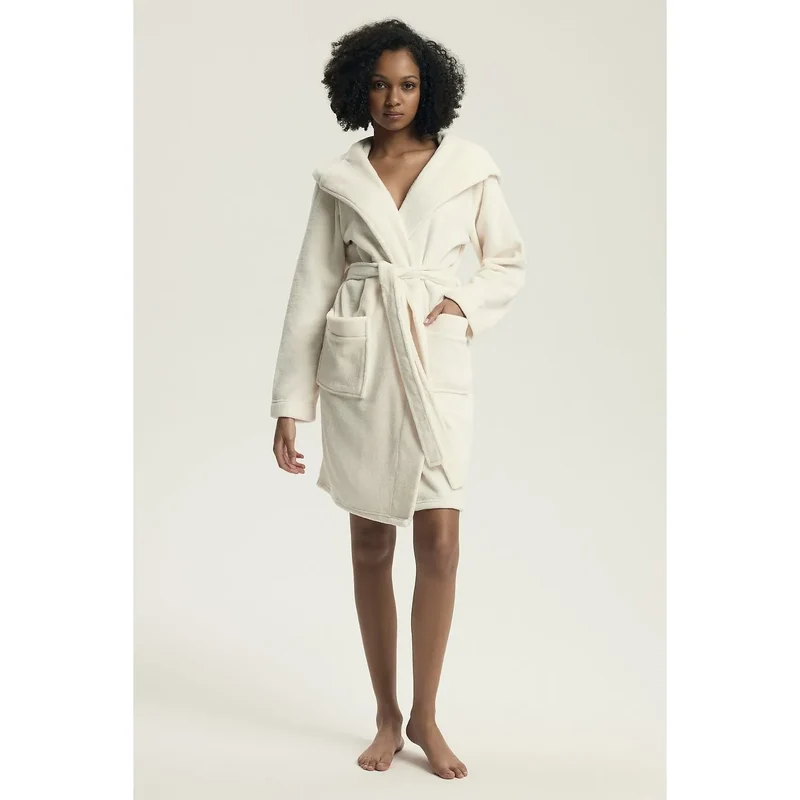 peignoir polyester doux moelleux capuche grandes poches ceinture ajustable coupe ample longueur genoux beige crème élégant intemporel douillet