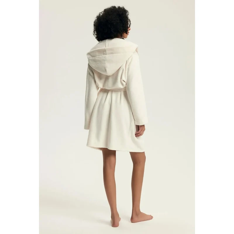 peignoir polyester doux moelleux capuche grandes poches ceinture ajustable coupe ample longueur genoux beige crème élégant intemporel douillet