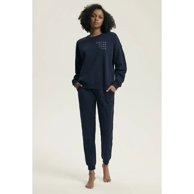 Pyjama élégante et confortable pour femme, coupe ample et moderne, loungewear navy blue, imprimé 'DREAM. PLAN. HAVE FUN.' coton doux, pantalon avec poches et bord-côtes