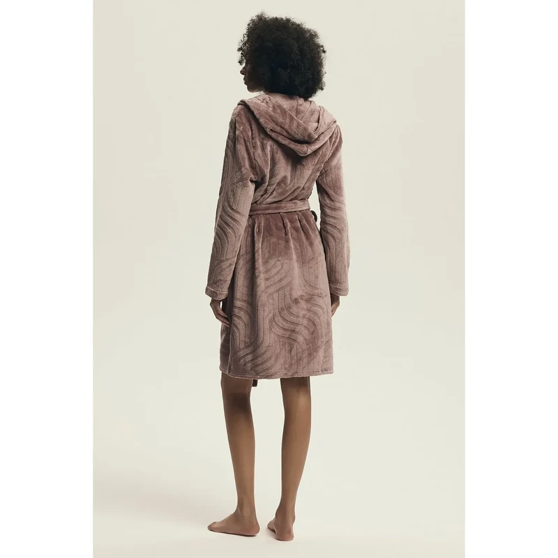 Peignoir femme doux confortable gaufré pelucheux épais polyester capuche poches ceinture ajustable col châle manches longues genou brun élégant moderne