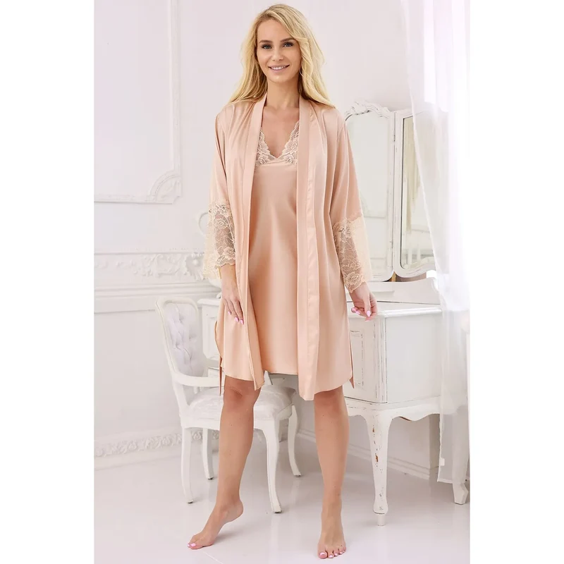 robe chambre satin soyeux manches trois quarts dentelle large peignoir noué taille demi cercle sensuelle élégante féminine confortable hypoallergénique