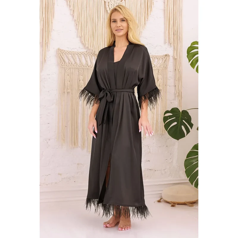 peignoir satin noir plumes longues manches ajustables ceinture ajustable coupe fluide élégante longueur chevilles tissu soyeux glamour raffinement sensualité