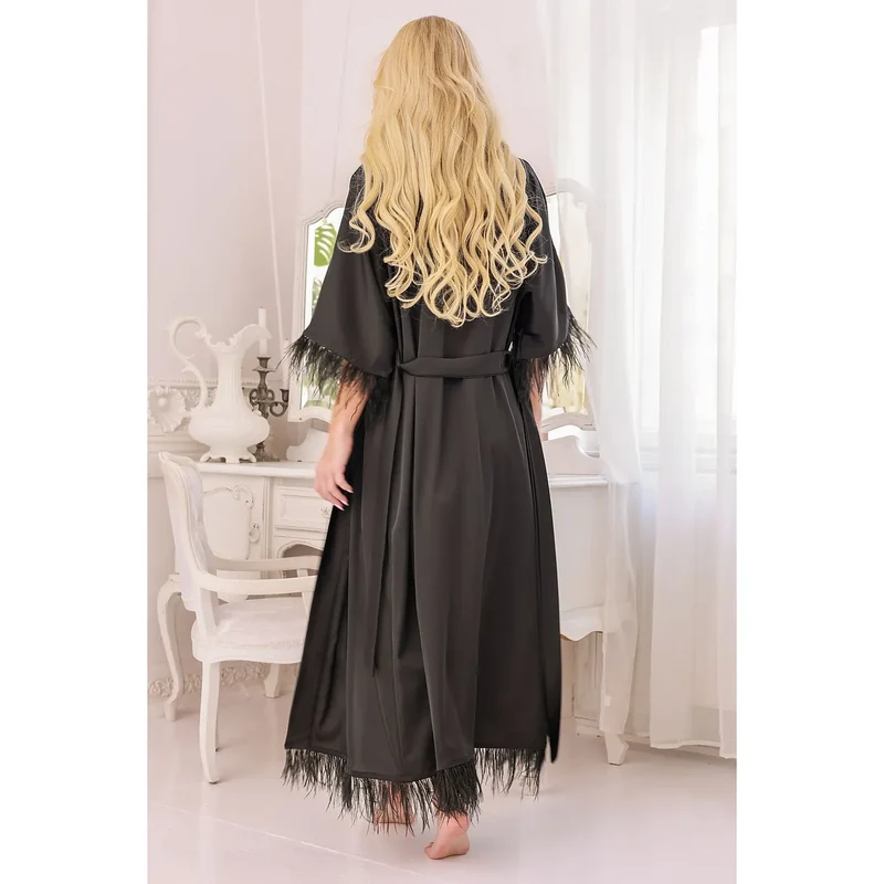 peignoir satin noir plumes longues manches ajustables ceinture ajustable coupe fluide élégante longueur chevilles tissu soyeux glamour raffinement sensualité