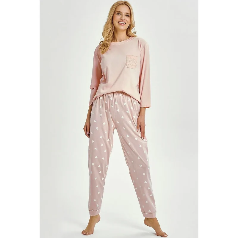 Pyjama élégant et fonctionnel pour femme, design romantique, confort maximal, pantalon ample, poche pratique, taille élastique, couleur rose, motif cœur, idéal pour la détente nocturne, lingerie sexy, bien-être intime, couple